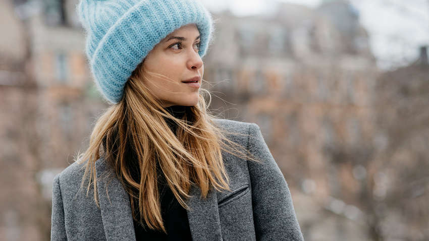 Почему не стоит носить шапку из синтетики