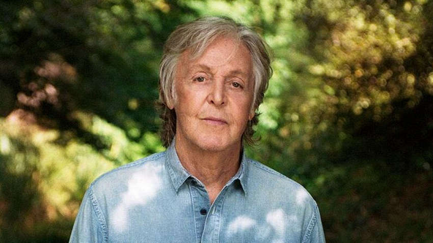 "Дети все время пытаются её украсть": основатель рок-группы The Beatles выращивает коноплю у себя на ферме