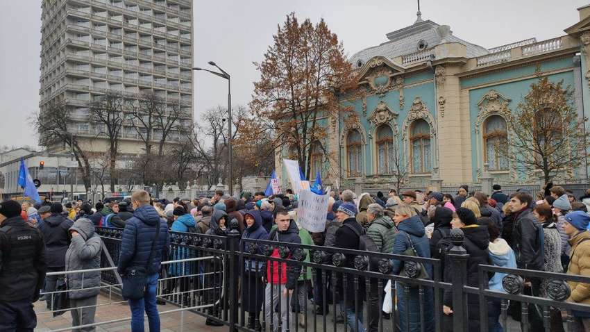 Учителя хотят, чтобы их уважали, а не гнобили: под ВР прошла акция протеста 