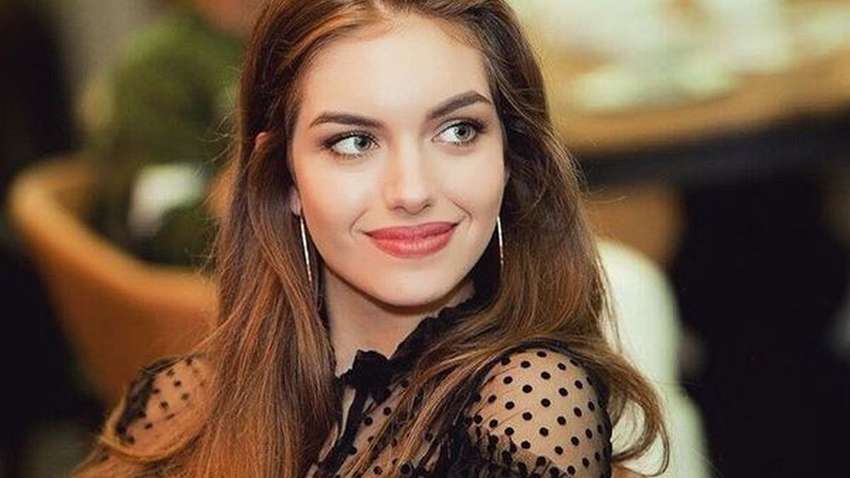 Жена Дмитрия Комарова похвасталась ярким новогодним образом