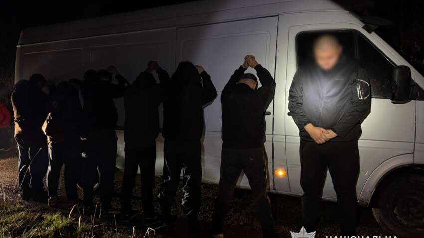 На Закарпатті затримали групу, яка переправляла ухилянтів через кордон за 7500 доларів На Закарпатті затримали групу, яка переправляла ухилянтів через кордон за 7500 доларів