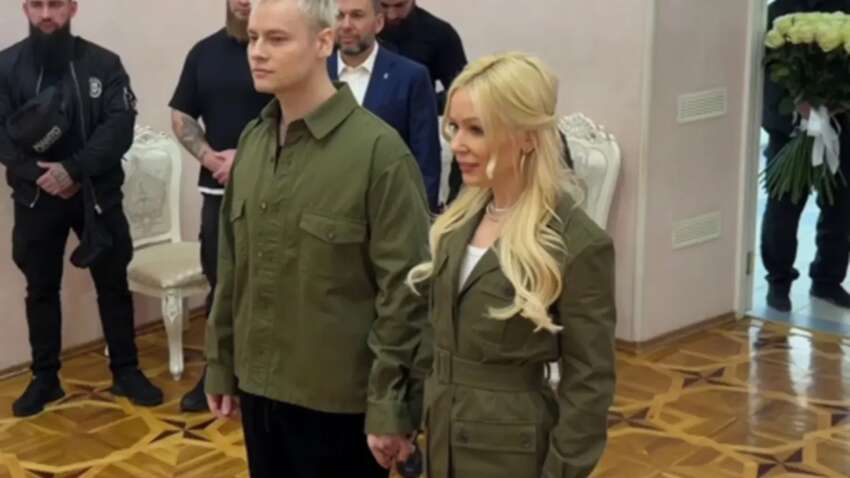 Пропагандисты РФ сыграли "военную свадьбу" в брендовых луках за тысячи долларов (ФОТО) Пропагандисты РФ сыграли "военную свадьбу" в брендовых луках за тысячи долларов (ФОТО)