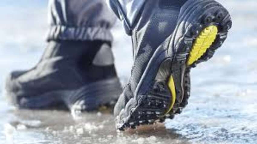 Зимой эта обувь становится опасной: простые способы, которые спасут вас от падения на льду