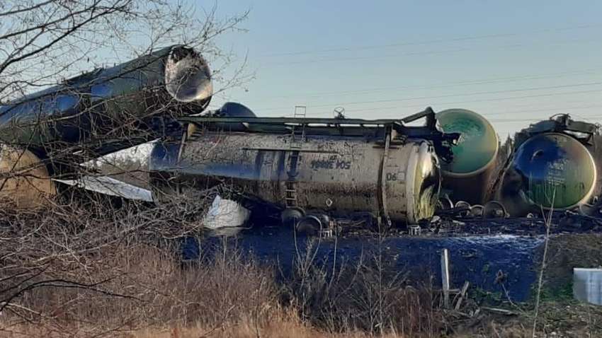 В России 35 вагонов товарного состава с горючими материалами потерпели крушение - есть жертвы В России 35 вагонов товарного состава с горючими материалами потерпели крушение - есть жертвы