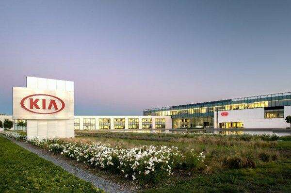 Корейская автокомпания Kia использует новый логотип