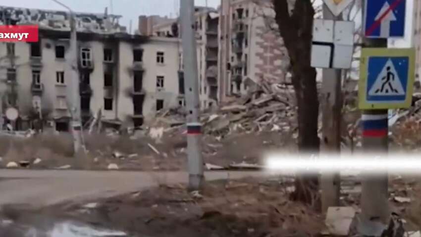 Зруйновайний Бахмут окупанти прикрашають до 9 травня триколорами та банерами Зруйновайний Бахмут окупанти прикрашають до 9 травня триколорами та банерами