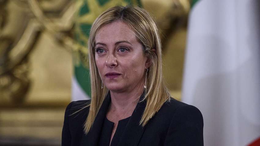 Премьер-министр Италии подала в суд на культового британского музыканта