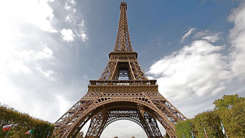 По стропе с Эйфелевой башни: мужчина прошелся над центром Парижа По стропе с Эйфелевой башни: мужчина прошелся над центром Парижа