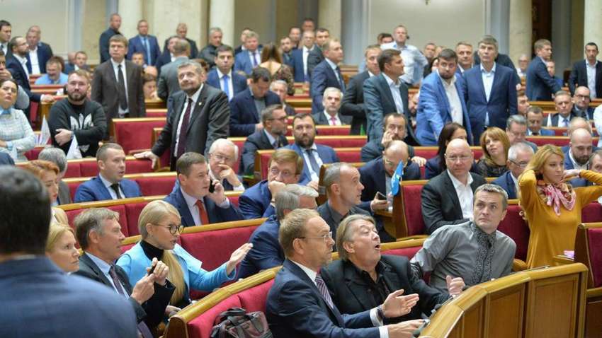 Зарплаты нардепам хотят поднять до 100 тысяч гривен 