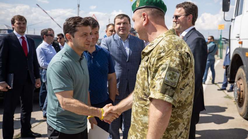 Президент вперше приїхав на адмінмежу з Кримом