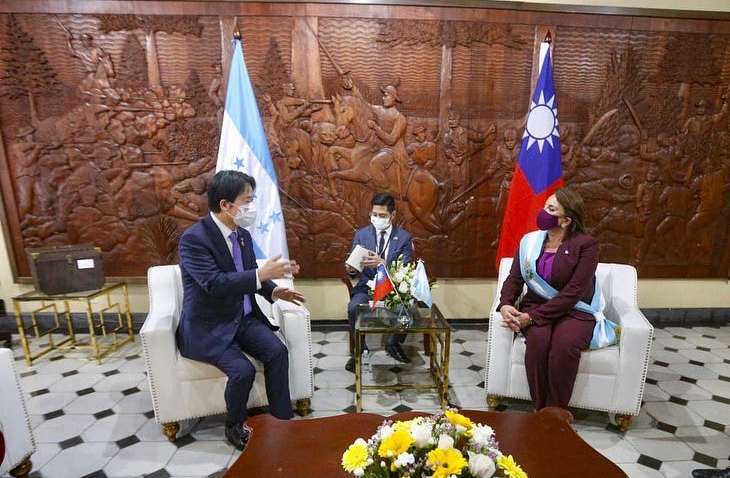 В Латинской Америке впервые в истории женщина стала президентом: что известно