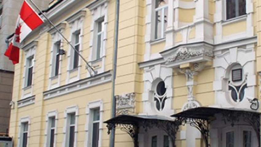 Офіційно: Канада збирається тимчасово вивезти з України родини своїх дипломатів