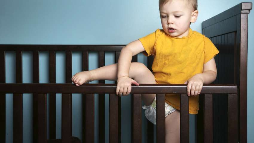 Ребёнок приходит ночью к родителям: 4 проблемы детского сна