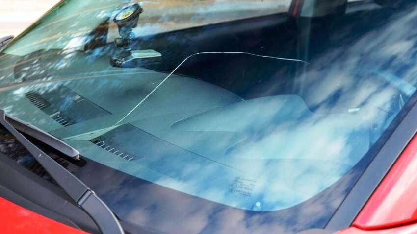 Чи буде штраф, якщо їздити з тріщиною на лобовому склі: є важливий нюанс