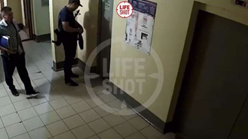 В Росії на відео потрапив момент, як кілер з карабіном в ліфті застрелив людину (ВІДЕО) В Росії на відео потрапив момент, як кілер з карабіном в ліфті застрелив людину (ВІДЕО)