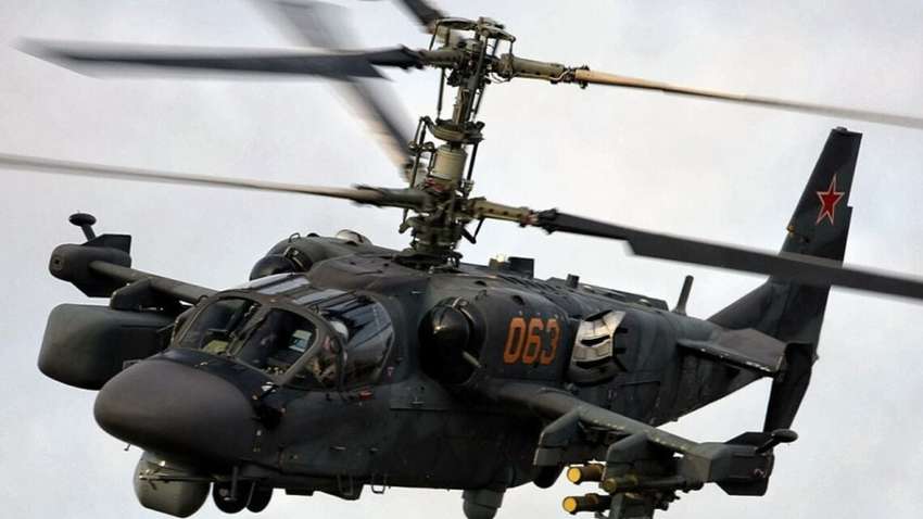 Українські військові показали, як падають і горять два російських вертольоти Ка-52 на сході (ВІДЕО)