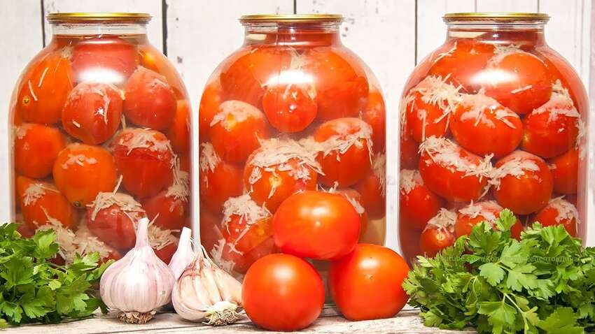 Помідори “у снігу” на зиму: оригінальний та простий рецепт закуски