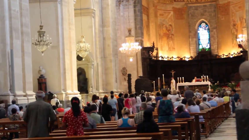 Во французских церквях изменили правила причастия