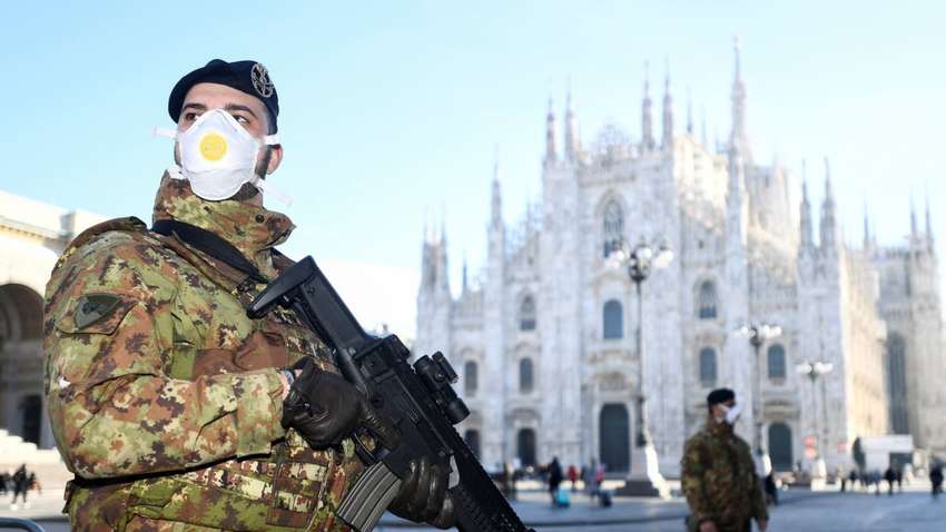 Світовий ажіотаж через коронавірус: дистанція в італійському консульстві і "Євро-2020" під загрозою 
