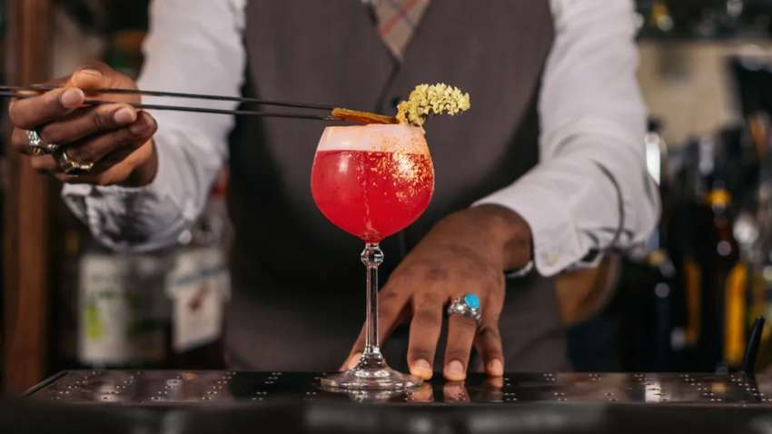 Туристка замовила коктейль у барі: вона була шокована, коли побачила рахунок Туристка замовила коктейль у барі: вона була шокована, коли побачила рахунок