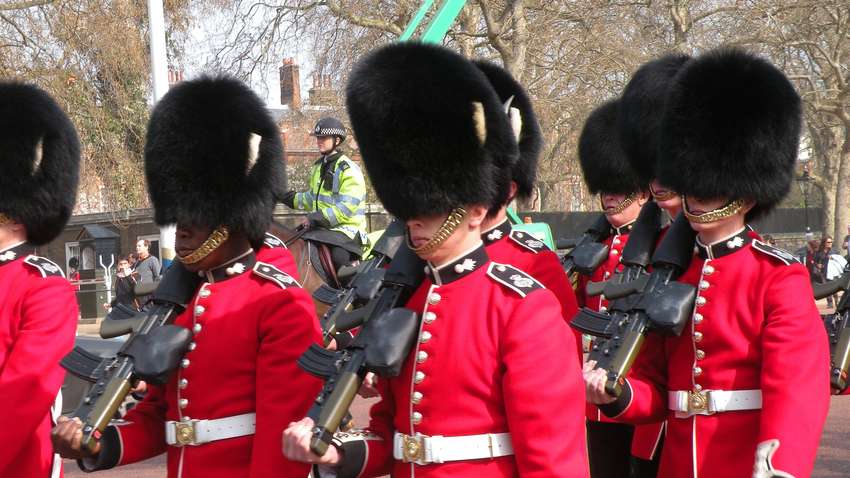 У Великобританії королівський гвардієць промарширував маленьким хлопчиком (ВІДЕО)