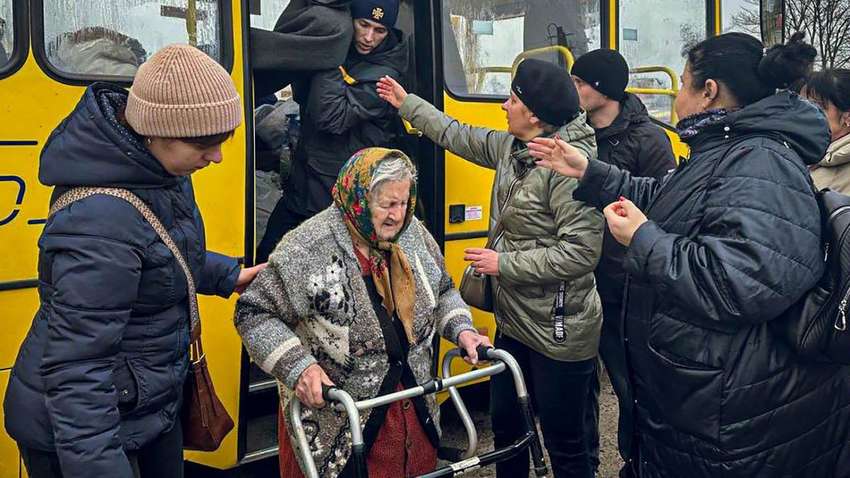 Обязательная эвакуация в одной из областей Украины: тысячи людей покидают дома Обязательная эвакуация в одной из областей Украины: тысячи людей покидают дома