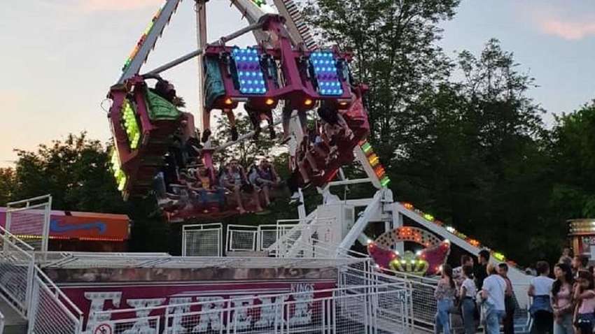 На Николаевщине сломался аттракцион: «маятник» с людьми ударил в ограждение На Николаевщине сломался аттракцион: «маятник» с людьми ударил в ограждение