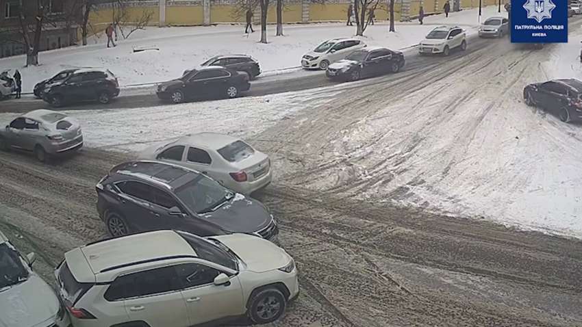 Автоледи в столице за несколько минут дважды врезалась в одно и то же авто Автоледи в столице за несколько минут дважды врезалась в одно и то же авто