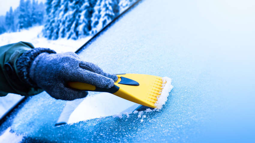 Лайфхаки для зими: як швидко очистити лобове скло від льоду Лайфхаки для зими: як швидко очистити лобове скло від льоду