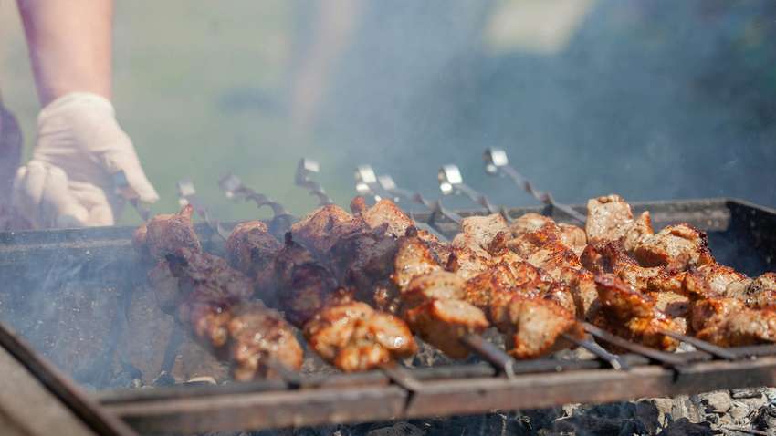 Оптимальне прожарювання: 5 простих рецептів м'якого та соковитого шашлику Оптимальне прожарювання: 5 простих рецептів м'якого та соковитого шашлику