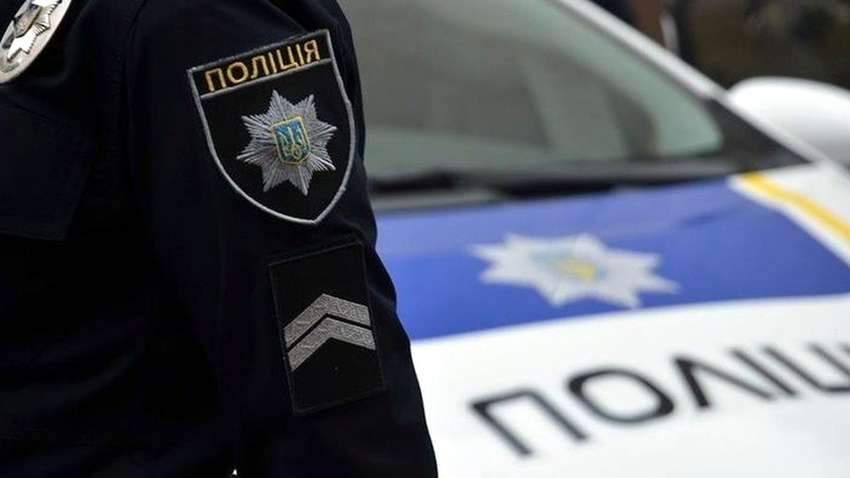 Видеофакт: сумчанин танцевал на машине копов, теперь ему грозит арест