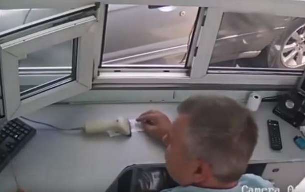 Лидер винницкого Нацкорпуса напал на охранника паркинга из-за 15 грн, - ВИДЕО