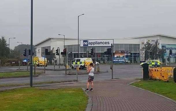 В Великобритании мужчина порезал сотрудников магазина (ФОТО)