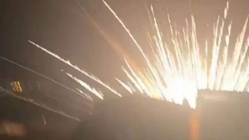 Крики и паника в России: ПВО РФ попало в жилой дом при отражении атаки дронов (ВИДЕО) Крики и паника в России: ПВО РФ попало в жилой дом при отражении атаки дронов (ВИДЕО)