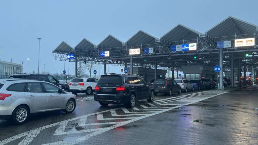 На границе настоящий коллапс: стоять придется не один час На границе настоящий коллапс: стоять придется не один час