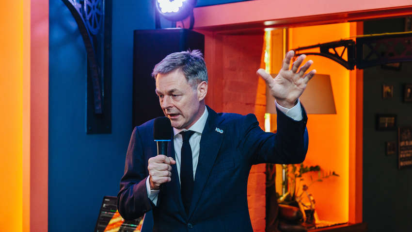 Вместо самолетов – поезда и "умные" багажные бирки: представитель Air France-KLM рассказал о будущем авиасообщения