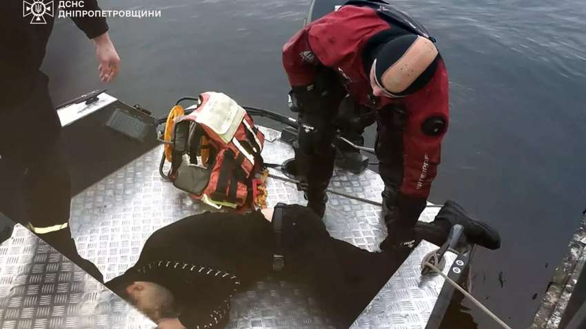 У Дніпрі з річки витягли чоловіка, який стрибнув у крижану воду