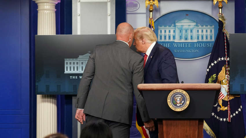 Выступление Трампа в Белом доме прервали выстрелы