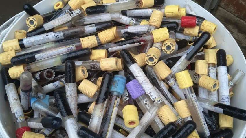 В Украине нашли свалку с тоннами опасных медотходов: в том числе из СОVID-19-лабораторий В Украине нашли свалку с тоннами опасных медотходов: в том числе из СОVID-19-лабораторий