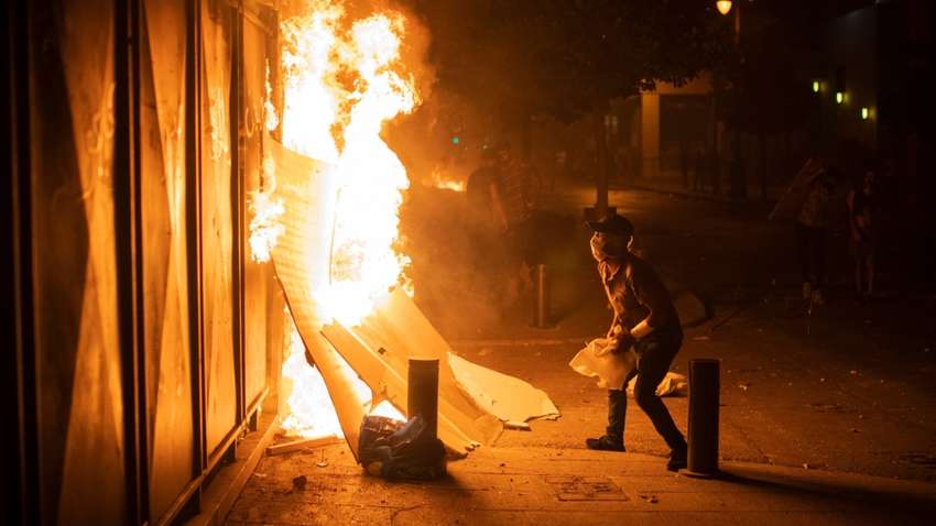 Уничтоженный Бейрут захлестнули драки и антиправительственные костры (фоторепортаж) Уничтоженный Бейрут захлестнули драки и антиправительственные костры (фоторепортаж)