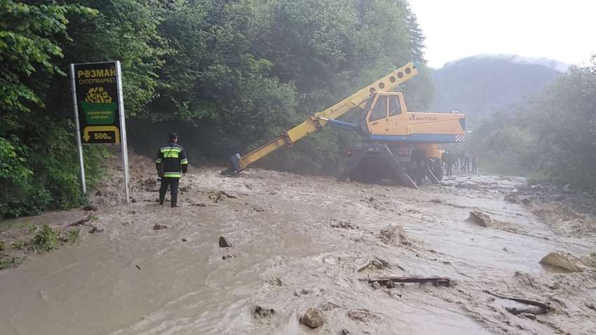«Лысый» лес, осадки или застройка: почему наводнения охватили запад Украины и как избежать катаклизмов