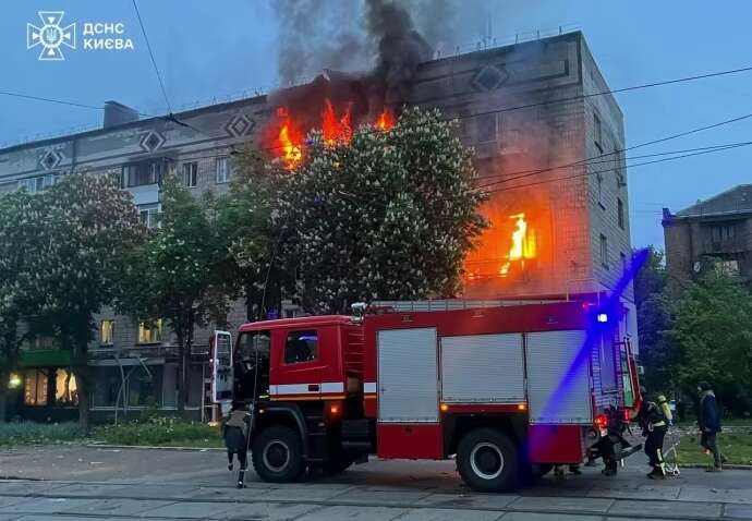 Після ворожої атаки Київ у диму: є загиблі, серед постраждалих – діти
