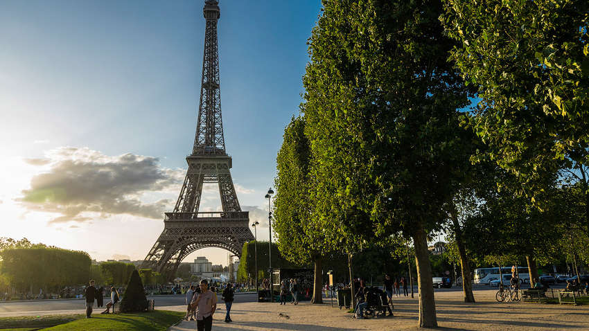Франция вводит обязательный масочный режим в столице страны