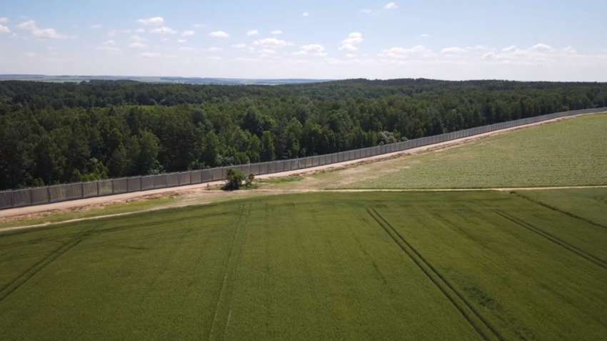 Польща закінчила будівництво стіни на кордоні з Білоруссю: як виглядає огорожа (ВІДЕО)