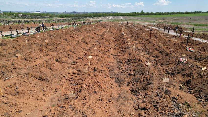 В Маріуполі окупанти  розширюють братські могили: чого вони бояться