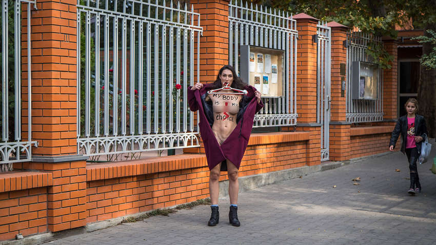 Активистка Femen обнажилась перед польским консульством в Одессе