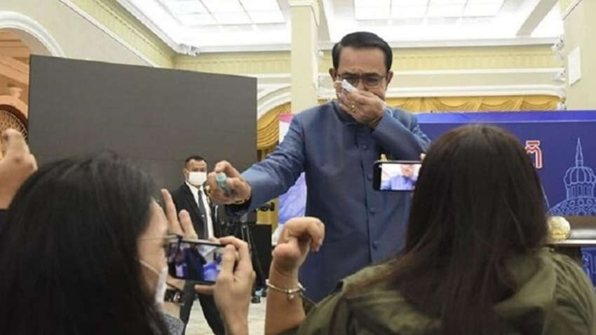 Премьер Таиланда обрызгал журналистов антисептиком после провокационных вопросов (Видео)