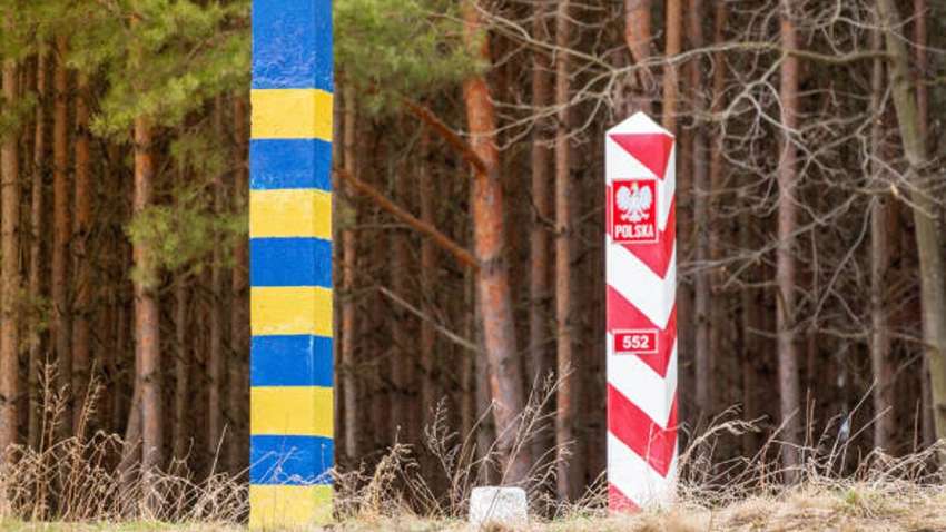 На кордоні з Польщею знайшли великий схрон зброї (ФОТО)