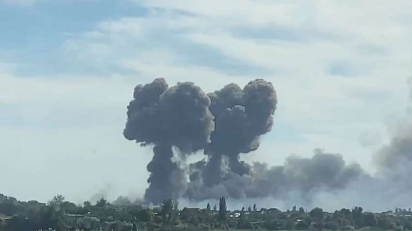 Повідомляють про вибухи на головній авіаційній базі росіян у Криму (ВІДЕО) Повідомляють про вибухи на головній авіаційній базі росіян у Криму (ВІДЕО)