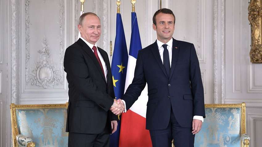 Макрон обговорив Україну з Путіним